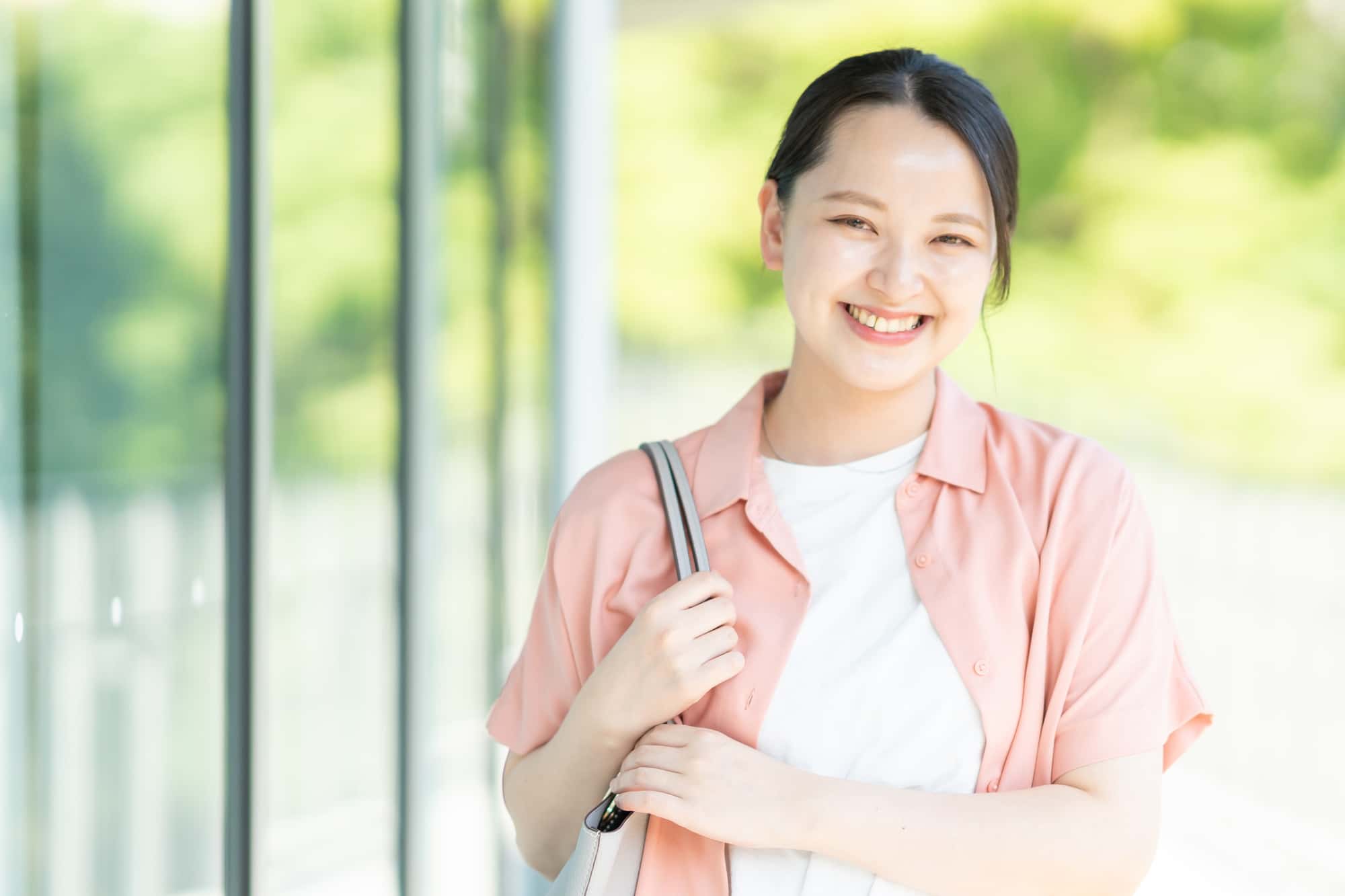 すきっ歯をマウスピース矯正で治して笑顔の女性