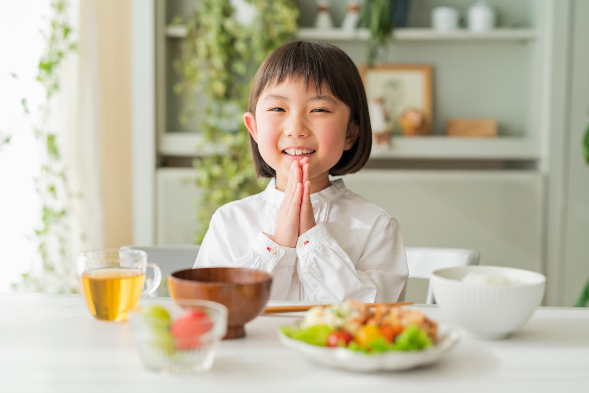 急速拡大装置を使用して嚙み合わせ整い美味しく食事をいただく子ども
