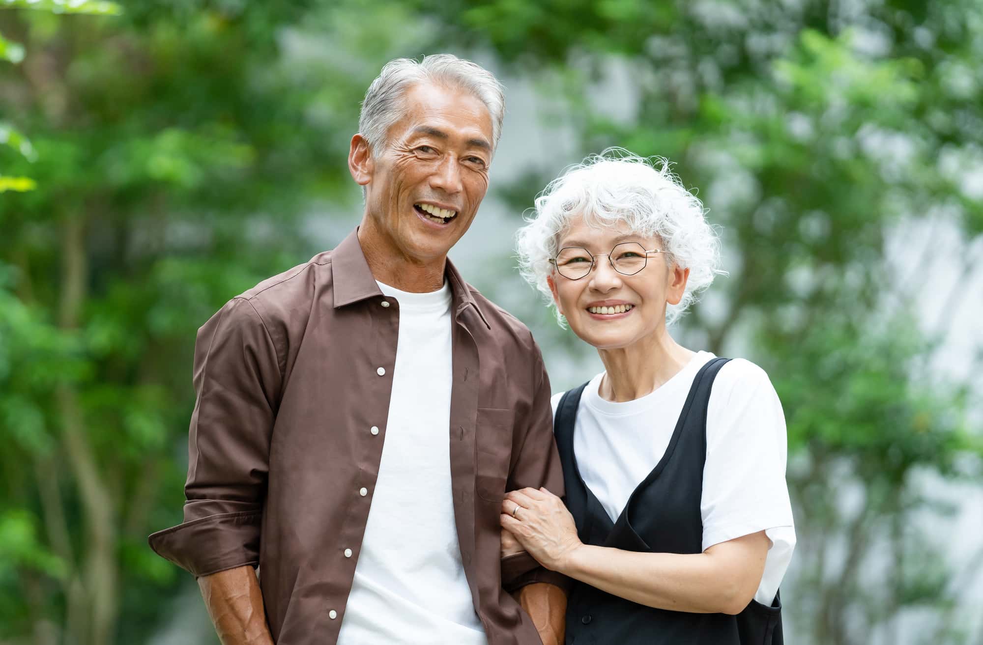 奥歯をインプラントにして笑顔の男女