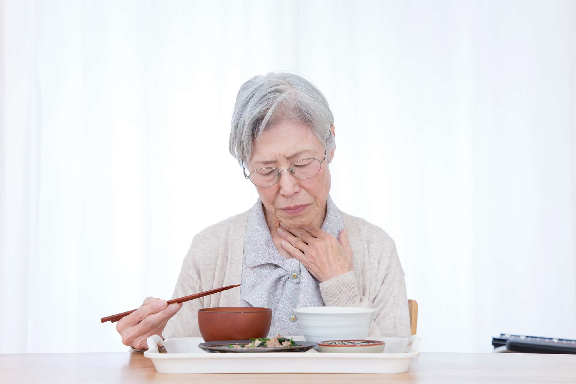 奥歯を失って咀嚼能力が落ちて食欲不振になった女性