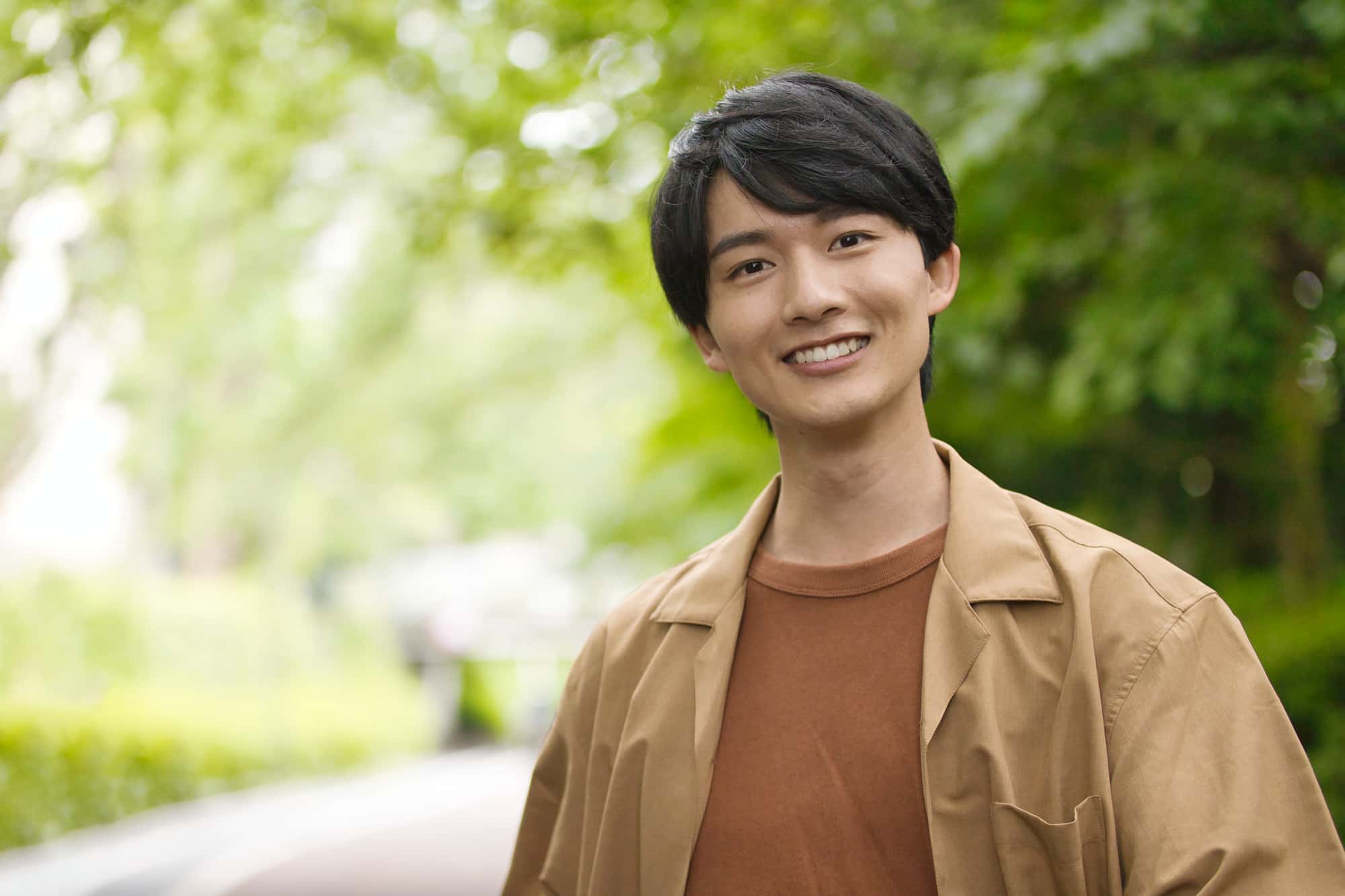 マウスピース矯正した綺麗な歯並びで笑う男性