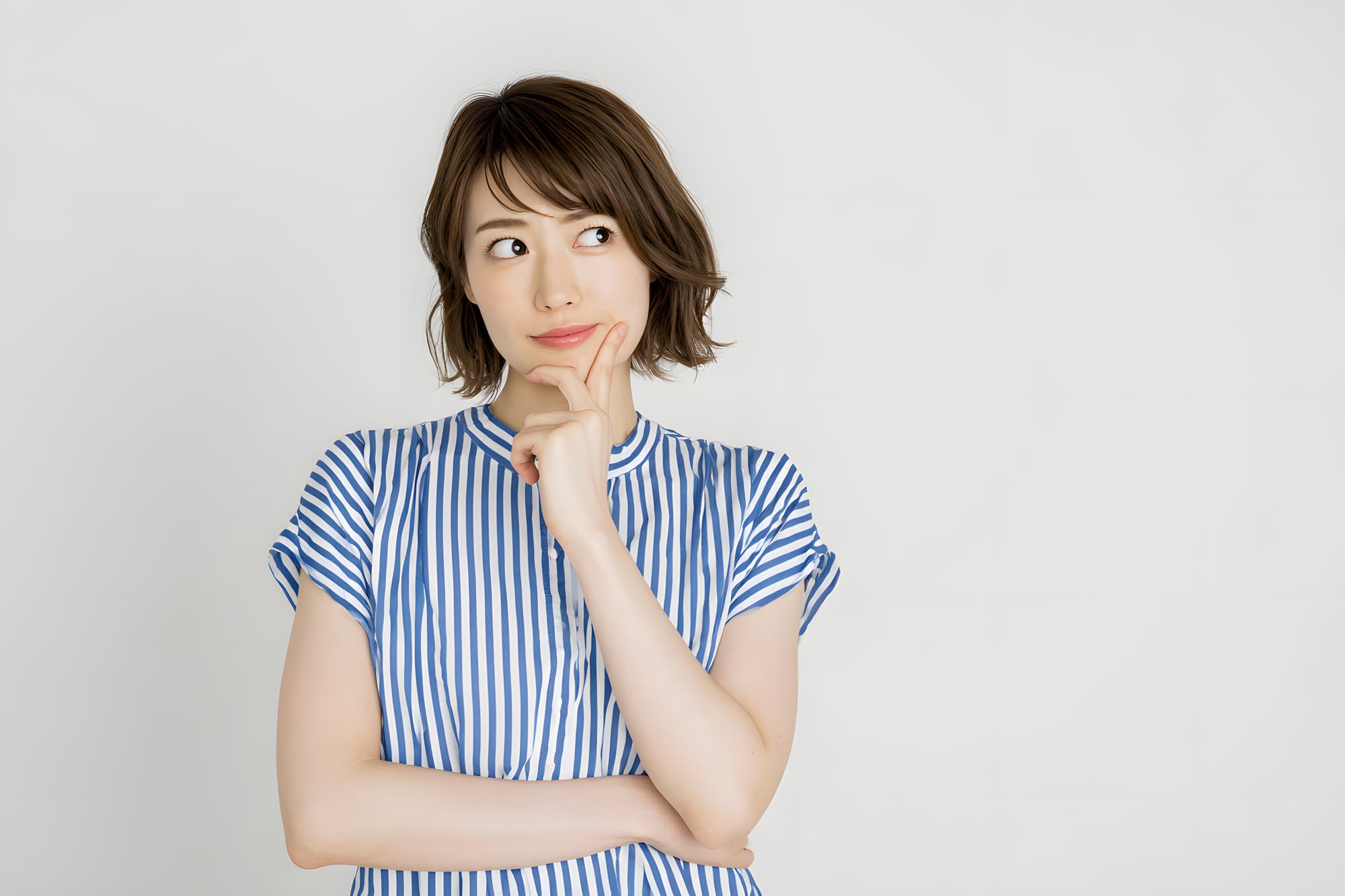 すきっ歯を放置するとどうなるのか考える女性