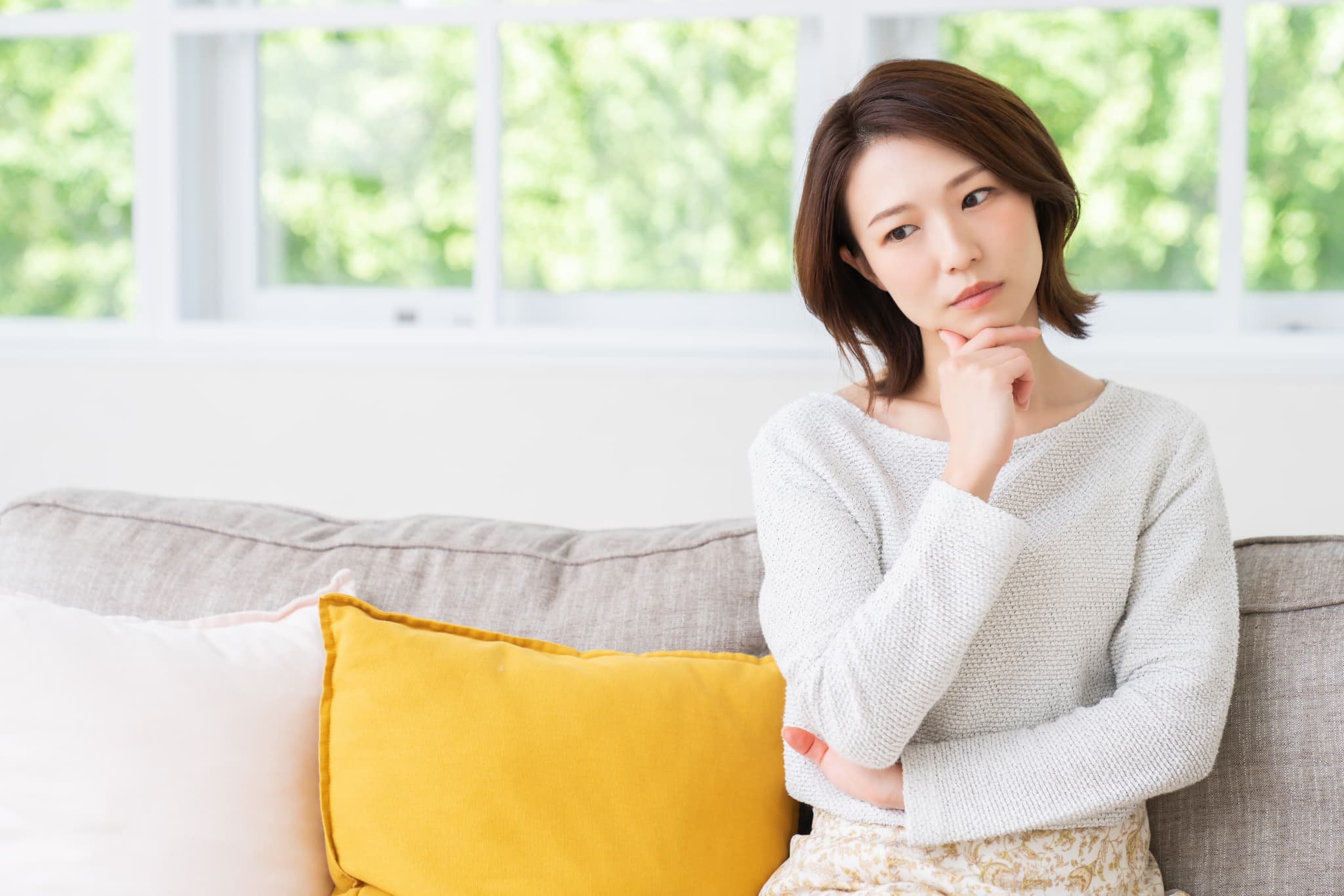 保険診療と自費診療の歯のクリーニングの違いを考える女性
