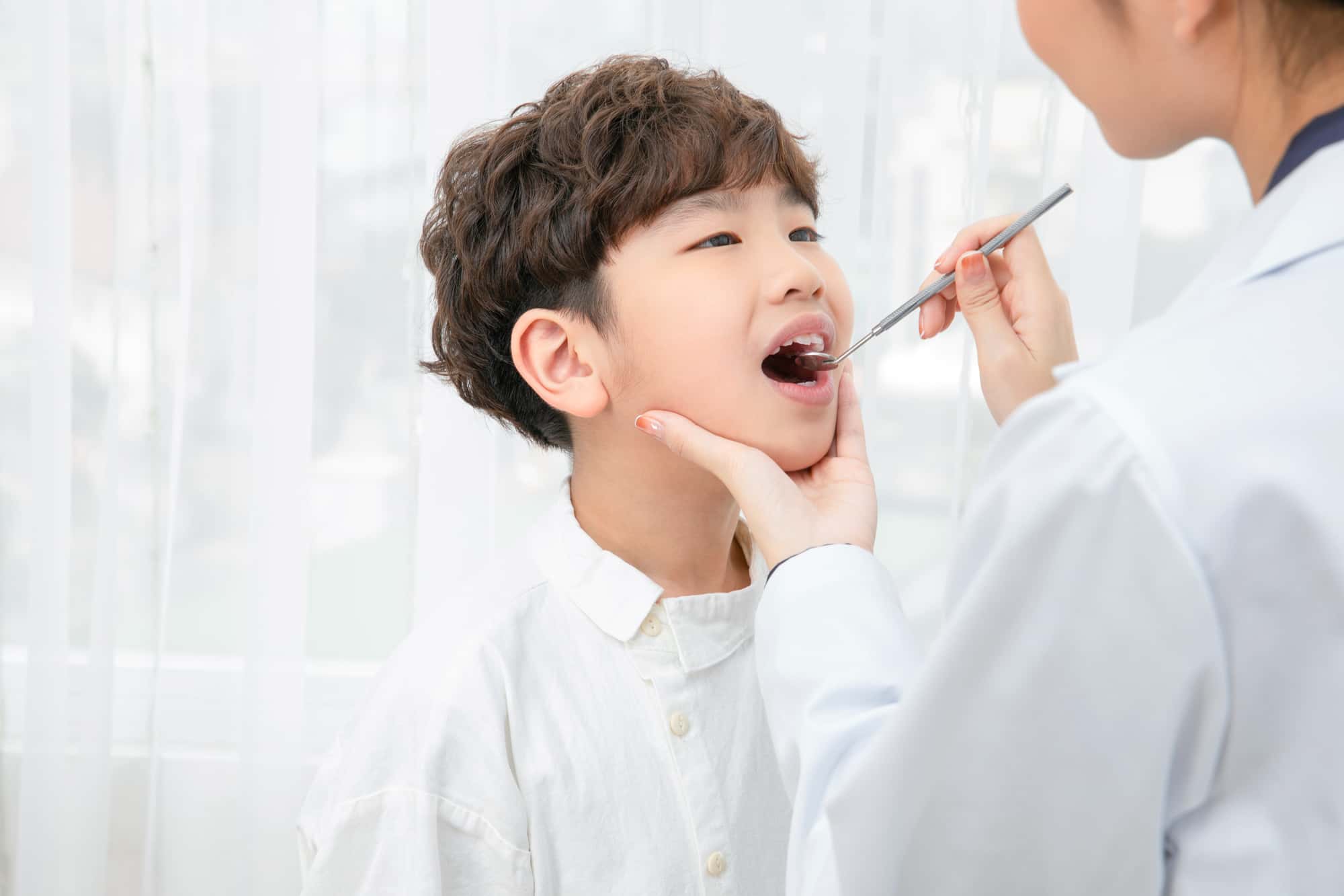 子どもが出っ歯になるのを防ぐ為に定期歯科検診を受ける子ども
