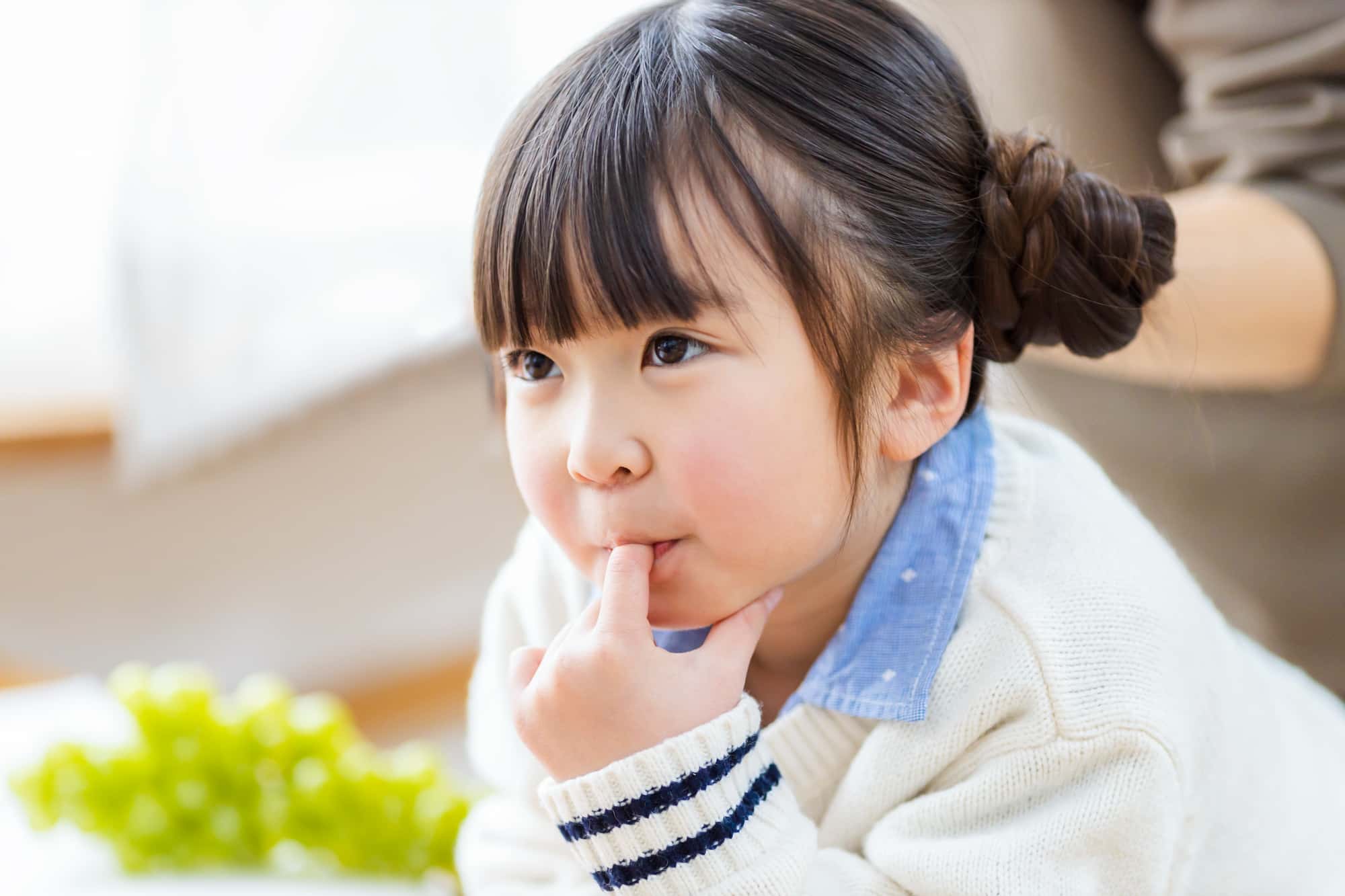 出っ歯になる原因の一つとなる指しゃぶりをする女の子