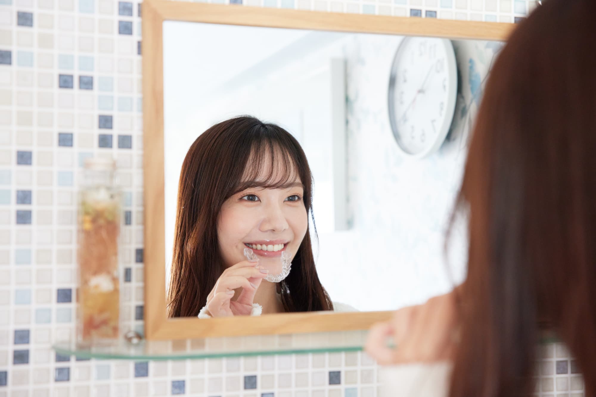 デメリットを理解した上でマウスピース矯正を行う女性