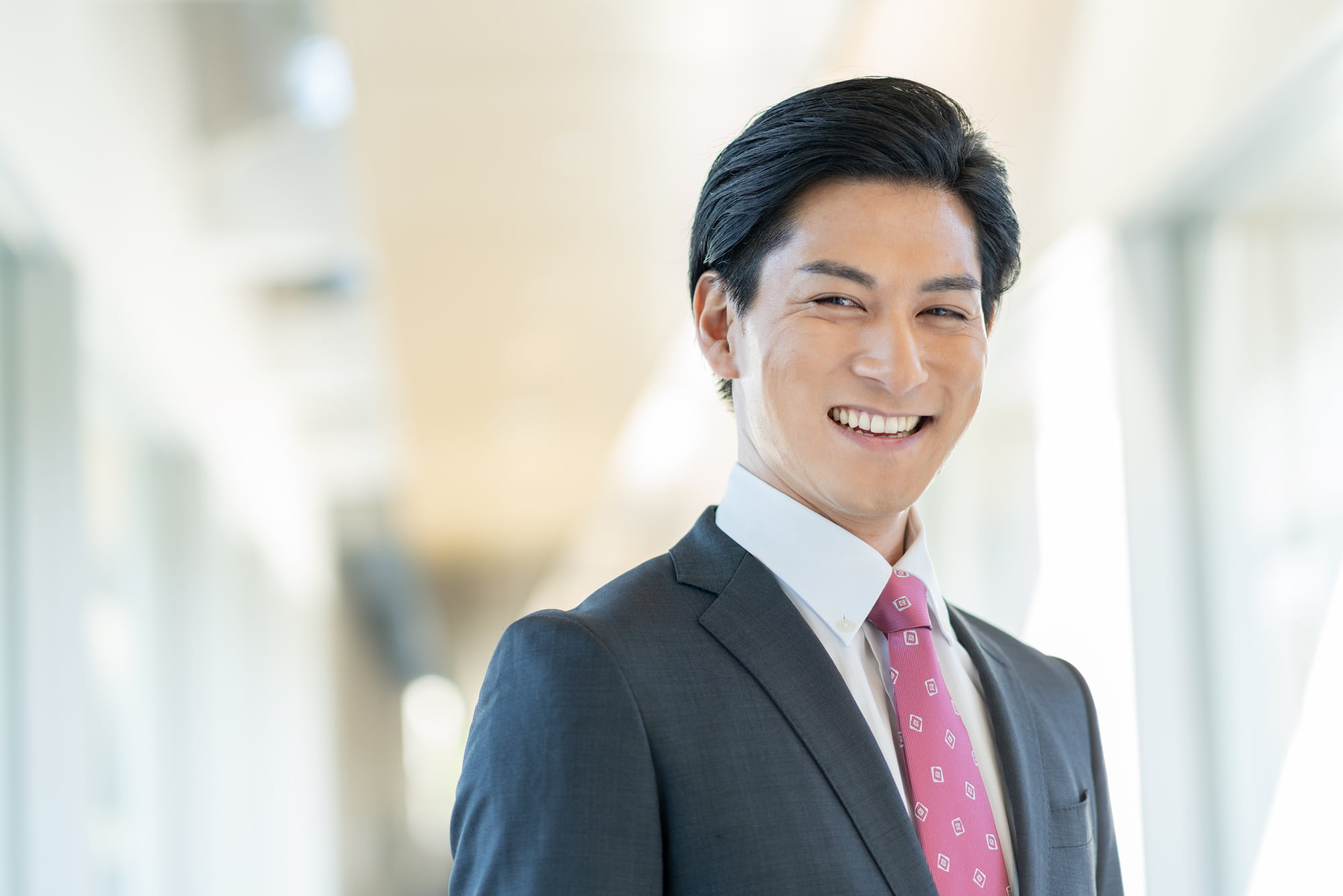 笑顔の会社員の男性