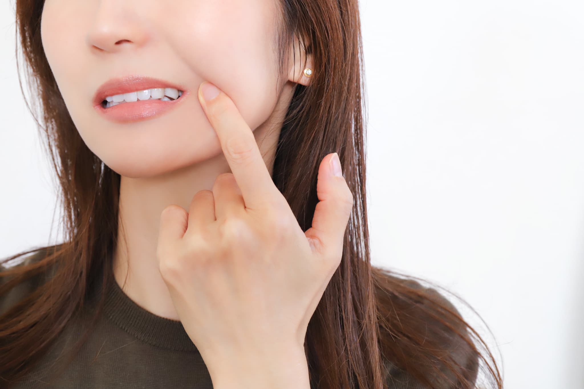矯正治療後の後戻りが気になる女性