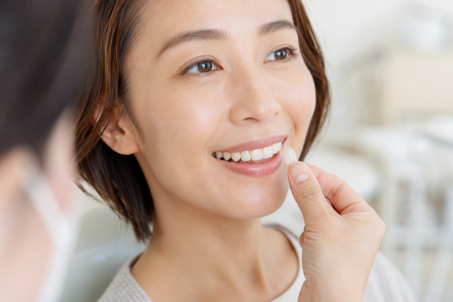 ミニッシュとは、歯をできるだけ削らずに、天然歯の物性に近い材料を使い歯の機能と見た目を美しく、健康的に整える治療です。